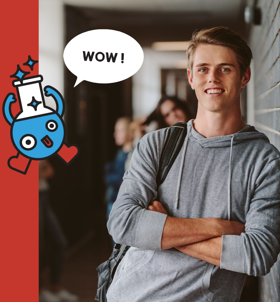 Uczniowie przy szafkach szkolnych